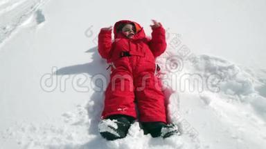 孩子在雪地里摔倒